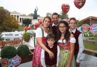 FUSSBALL 1. BUNDESLIGA 14/15:  FC Bayern Muenchen besucht das Oktoberfest 2014