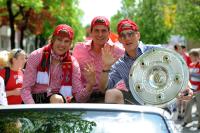 Fussball 1. Bundesliga : Holger Badstuber, Mario Gomez, Bastian Schweinsteiger (v.li., FCB)