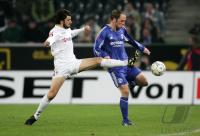 Fussball 1. Bundesliga: Gladbach - Schalke, Zweikampf