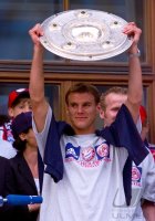 Fussball: Alexander Zickler jubelt mit Meisterschale