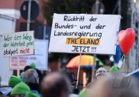 Kundgebung im Tuebinger Anlagenpark: 1200 Menschen demonstrierten gegen die einrichtungsbezogene Impfpflicht