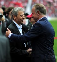 Fussball 1. Bundesliga, Saison 2011/2012:  Trainer Lucien Favre (li, Borussia Moenchengladbach) umarmt Vorstandsvorsitzender Karl Heinz Rummenigge (re, FC Bayern Muenchen)