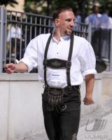 1. Fussball Bundesliga : FC Bayern in Lederhosen bei Paulaner