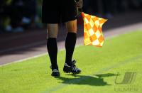 Fussball DFB Pokal : Linienrichter mit Fahne