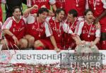 Fussball 1. Bundesliga  FC Bayern Muenchen bekommt die Meisterschale