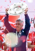 Fussball, 1. Bundesliga  Saison 16/17: Jubel FC Bayern Muenchen mit Schale