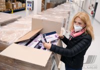 Uebergabe Corona-Schnelltests:  DRK-Kreisvorsitzende /  Aerztin Dr. Lisa Federle