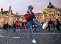 FUSSBALL WM 2018: Schmuckbild, ein franzoesischer Fan spielt Fussball auf dem Roten Platz