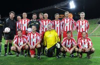 Fussball 1. Bundesliga : (v. li. hinten) Hansi Pfluegler, Walter Junghans, Schiri Bernd Heynemann, Michael Tarnat, Raimond Aumann, Stefan Mennerich, Kai Pflaume, Matthias Zimmermann, (v.li.unten) Max Breitner, Ludwig Koegl, Harald Cerny