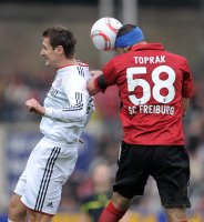 Fussball 1. Bundesliga  Saison 2010/2011:  Miroslav Klose (FC Bayern Muenchen) gegen Oemer Toprak (re, SC Freiburg)