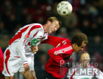 Fussball 1. Bundesliga: Koeln - Leverkusen, Zweikampf