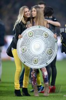 Fussball 1. Bundesliga :  Die Spielerfrauen von Borussia Dortmund feiern auf dem Rasen