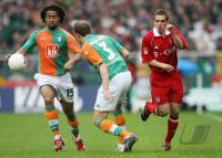 Fussball 1. Bundesliga: Bremen - Bayern, Zweikampf
