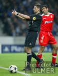FUSSBALL CHL   Schiedsrichter Markus Merk (GER) mit "Daumen oben"