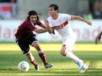 Fussball 1. Bundesliga, Saison 2011/2012:  Almong Cohen (li, 1 FC Nuernberg) gegen Tamas Hajnal (VfB Stuttgart)