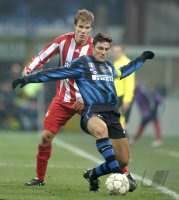 Fussball CHL  Saison 2010/2011: Holger Badstuber (li, FC Bayern Muenchen) gegen Javier Zanetti (re, Inter Mailand)