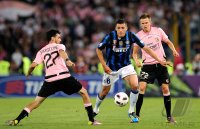 FUSSBALL SERIE A: Pastore Javier Matias (li, Palermo) gegen Lucio (Mitte, Inter Mailand) gegen Ilicic Josip (re, Palermo)