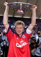 Fussball  1. Bundesliga  2000/2001:  Effenberg (FC Bayern Muenchen) mit Meisterschale