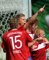 FUSSBALL, DFB Pokal 1. Hauptrunde:  Jubel Yannic Thiel, Patrick Ziegler (v. li., Unterhaching)