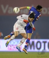 Fussball Nationalmannschaft : Selcuk Inan (li, Tuerkei) gegen Darijo Srna (Kroatien)