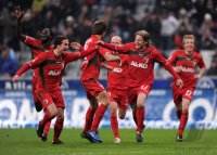 2. Fussball Bundesliga: (v. li.) Augsburg JUBEL nach dem TOR zum 0:2 mit Paul Verhaegh, Marcel de Jong