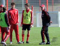 Fussball 1. Bundesliga: (v. li.) Philipp Lahm, Mario Gomez, Thomas Mueller mit Trainer Jupp Heynckes  (FC Bayern Muenchen)