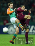Fussball 1. Bundesliga: Bremen - Kaiserslautern, Zweikampf