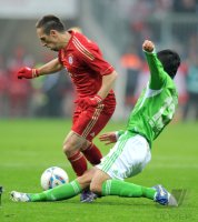 Fussball 1. Bundesliga, Saison 2011/2012: Makoto Hasebe (re, VfL Wolfsburg) gegen Franck Ribery (FC Bayern Muenchen)