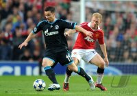 Fussball CHL  Saison 2010/2011:  Alexander Baumjohann (li, FC Schalke 04) GEGEN Paul Scholes (re, Manchester United FC)