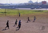 FUSSBALL WM 2010  Kinder spielen Fussball im Township