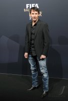 Fussball International  FIFA Ballon d Or 2011:  James Blunt (England)