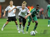 FIFA Frauen-Weltmeisterschaft 2011: Kim KULIG (li, Deutschland) gegen Perpetua NKWOCHA (re, Nigeria)