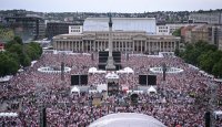 Fussball DFB Pokal Finale 24/25: Arminia Bielefeld - VfB Stuttgart, Public Viewing auf dem Schlossplatz