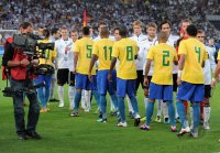 Fussball International  Testspiel: Beide Teams geben sich die Hand