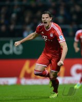 Fussball  1. Bundesliga  13/14: JUBEL Daniel van Buyten (FC Bayern Muenchen)