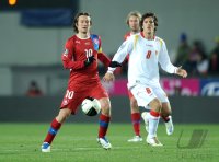 Fussball Nationalmannschaft : Tomas Rosicky (li, Tschechische Republik) gegen Stevan Jovetic (Montenegro)