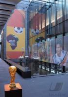 FUSSBALL FIFA WM PLAKAT und WM POKAL