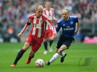 Fussball 1. Bundesliga : Arjen Robben (li, FC Bayern Muenchen) gegen David Jarolim (re, Hamburger SV)