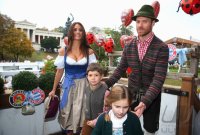 FUSSBALL 1. BUNDESLIGA 14/15: FC Bayern Muenchen besucht das Oktoberfest