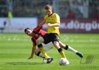 Fussball 1. Bundesliga : Martin Fenin (li, Eintracht Frankfurt) gegen Lukasz Piszczek (re, Borussia Dortmund)
