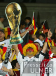 FUSSBALL Weltmeisterschaft Deutscher Fan mit Weltpokal