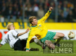 Fussball - EM-Qualifikation: Deutschland - Litauen, Zweikampf