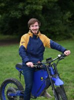 Mechatronik - Student Elias Pfeffer mit seinem selbstgebauten E-Bike