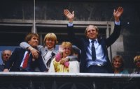 Fussball Meisterfeier FC Bayern 1985: Augenthaler mit Meisterschale