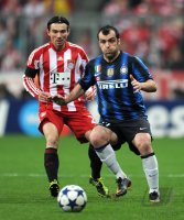 Fussball CHL  Saison 2010/2011: Danijel Pranjic (li, FC Bayern Muenchen) gegen Goran Pandev (re, Inter Mailand)
