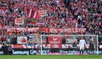 Fussball 1. Bundesliga : FC Bayern Muenchen FANS mit einem BANNER, MIA SAN MIA ? LIES KING LEAR, WUT FAN