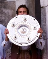 Fussball:  Mehmet Scholl jubelt mit der Meisterschale