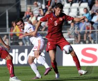 Fussball U21-Europameisterschaft 2011: Juan Mata (li, Spanien) gegen Ondrej Celustka (re, Tschechische Republik)