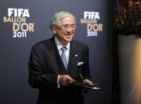 Fussball International  FIFA Ballon d Or 2011:  Junji Ogura (re, Verbandspraesident Japan)