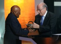 Fussball FIFA Ballon d Or 2010 Desmond Tutu